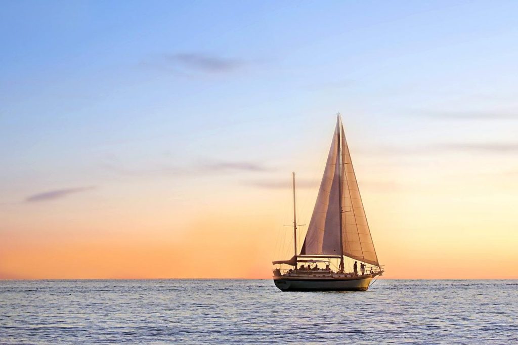 Zeiler aan het roer van een zeiljacht, klaar voor het volgende zeilavontuur met horizon en open zee