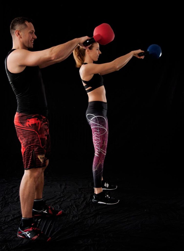 Sportschool Purmerend interieur met fitnessapparatuur en leden die trainen in moderne trainingsruimte