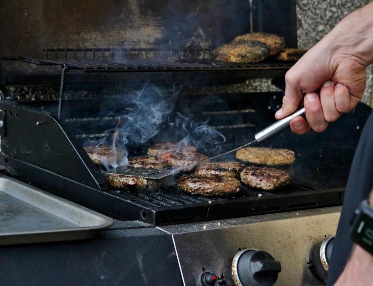Ons team Barbecuespecialist in Rotterdam bereidt heerlijke BBQ-catering aan huis klaar voor gasten