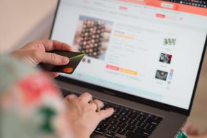 Illustratie over het beter zichtbaar worden in Gemini en ChatGPT door sterke content en technische optimalisatie